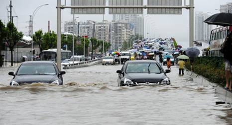 雨天驾驶专题：如何安全通过积水路段