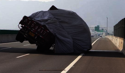 大风吹歪高货车 货物运输勿超高 2