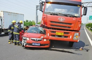 不明物对穿面包车 离奇车祸源起大货车 7