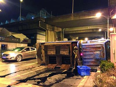 南京一货车撞上等红灯面包车 司机疲劳驾驶 1