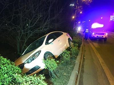 南京一货车撞上等红灯面包车 司机疲劳驾驶 2